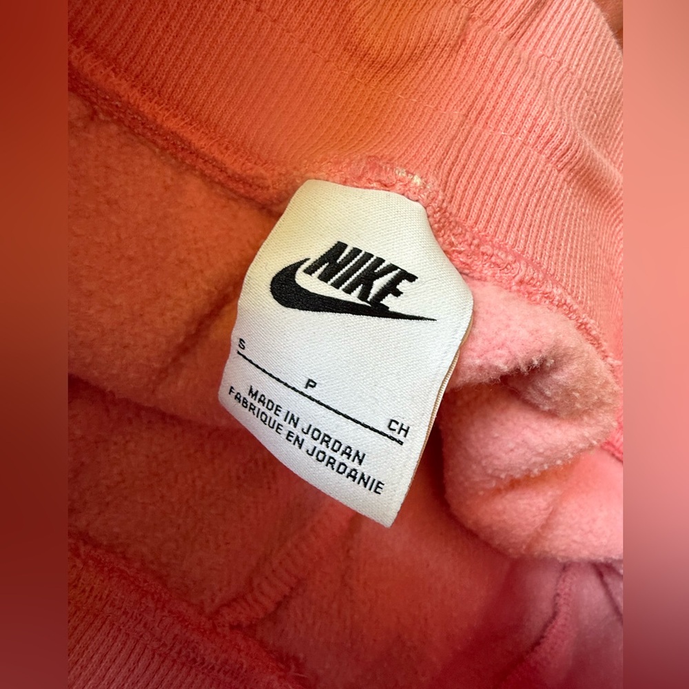 Small pink Women's Nike High Rise sweatshorts 2 inch inseam juniors - Picture 6 of 8
